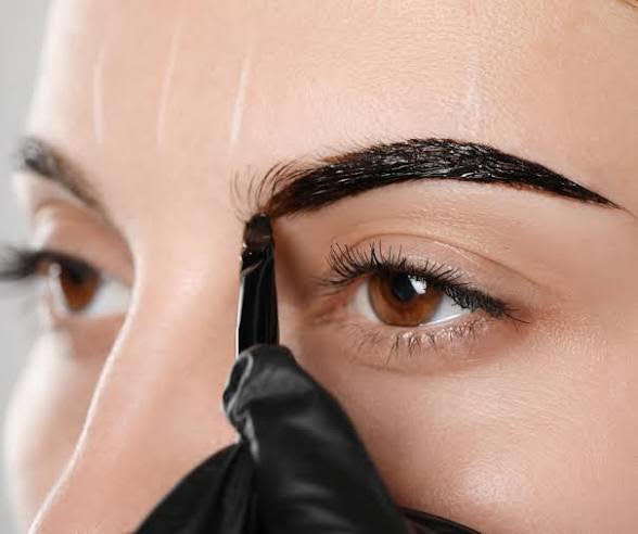 Professional lash and brow tinting service